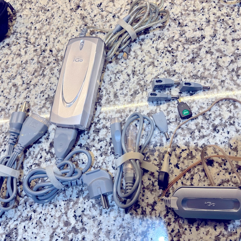 iGO‎ EverywherePower Silver 7500 Series 90W Power Adapter plus Igo dual power